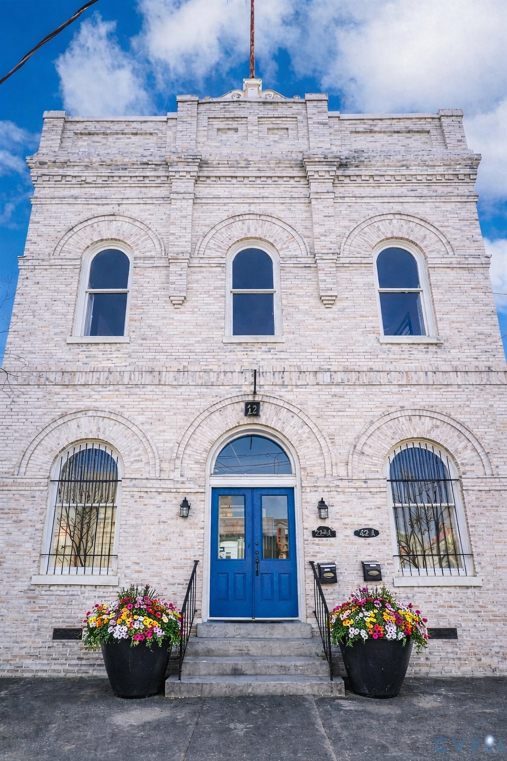 Building Photo - 124 W Bank St