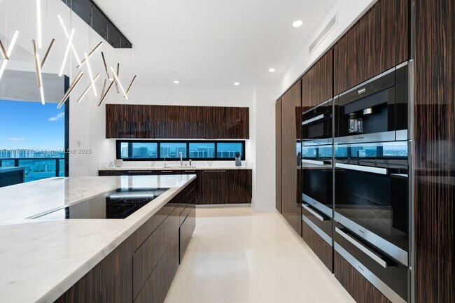 Building Photo - 18555 Collins Ave