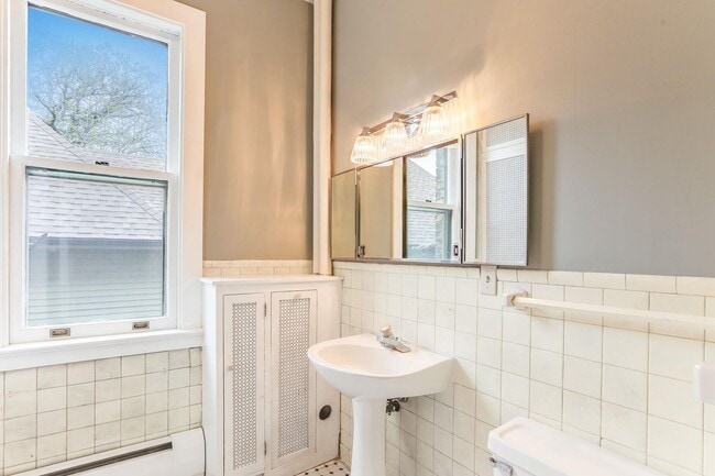 Building Photo - Stunning oversized 2 Bed/2Bath Condo in Cr...