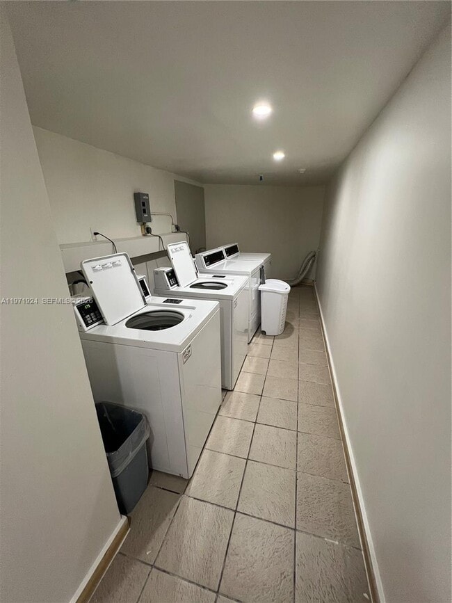 Building Photo - 9686 Fontainebleau Blvd