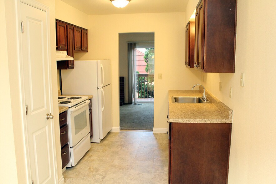 Building Photo - 3805-3805 SE Cesar Estrada Chavez Blvd
