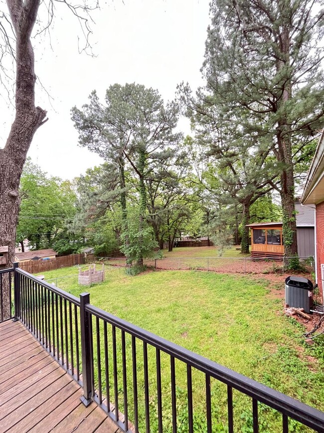Building Photo - 3 bedroom 2 bath home, all appliances, fen...