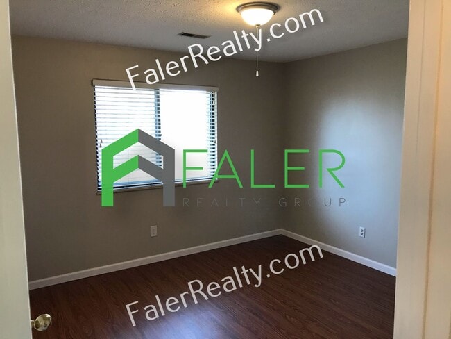 Building Photo - Beautifully Updated Second-Floor Condo