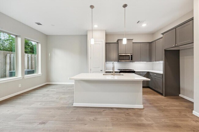 Building Photo - 804 Dawn Meadows Dr
