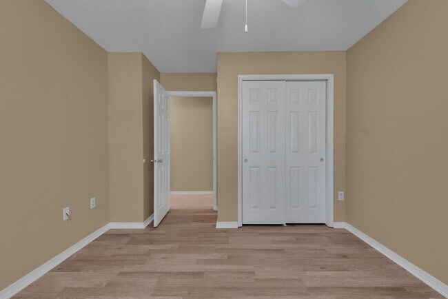 Building Photo - "Charming 3-Bed Townhouse Retreat with 2.5...