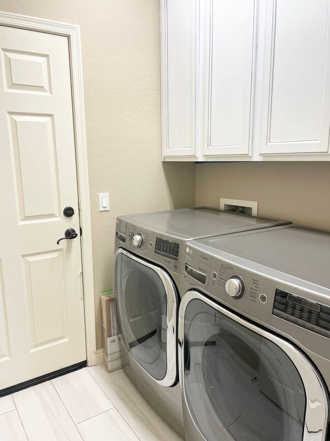 Building Photo - Beautiful Single Level 3 Bed/ 2 Bath + Den Home In Maricopa. Tons of Upgrades Throughout!