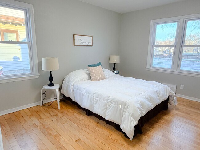 Building Photo - For rent or Sale - 3 bedroom 1 bath house - Updated throughout