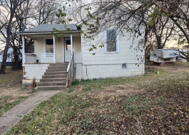 Building Photo - Handy Man Special! - $390 Month / $800 Down