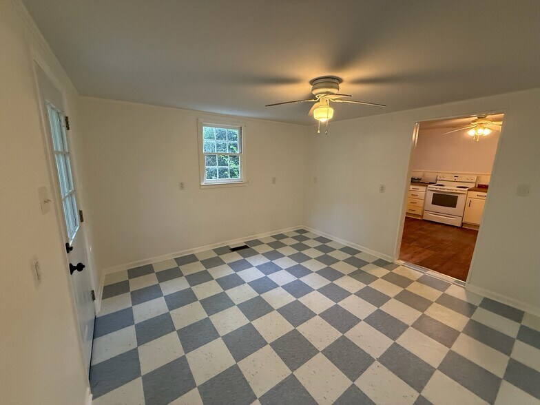 Building Photo - 910 Orient St