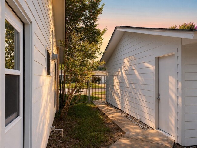 Building Photo - 3401 Hanover Ln