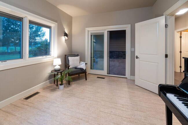 Building Photo - Stunning Tumalo Estate-6 Bed - 7.5 Bath ov...