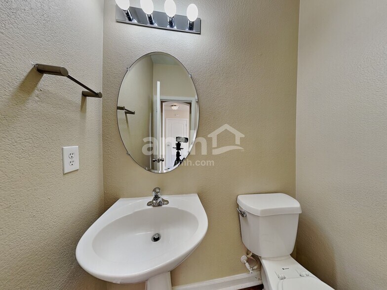 Building Photo - 10572 Vaughn Ct