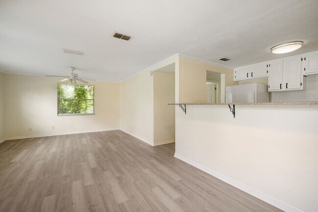 Building Photo - Move in Ready! Modern Style, Renovated 3 b...