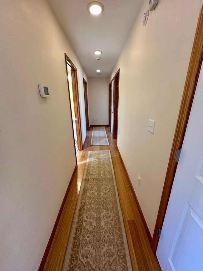 Building Photo - Stunning Running Y Ridge Home with Lake Views – Furnished or Unfurnished!