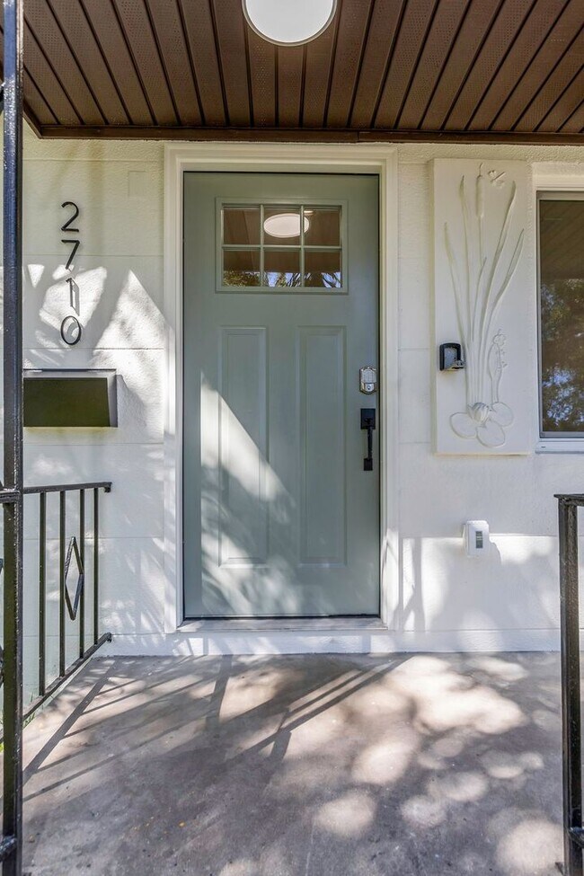 Building Photo - 2710 Boca Ciega Dr N