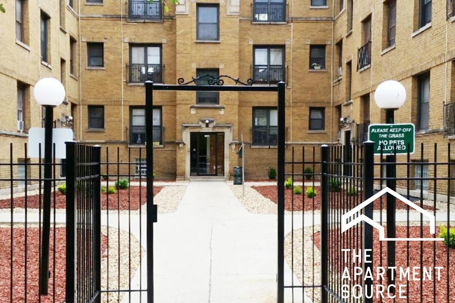 Building Photo - 722 W Roscoe St