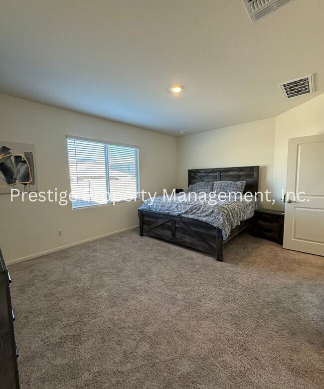 Building Photo - 3/2 Lovely Southwest Home With an Open Layout