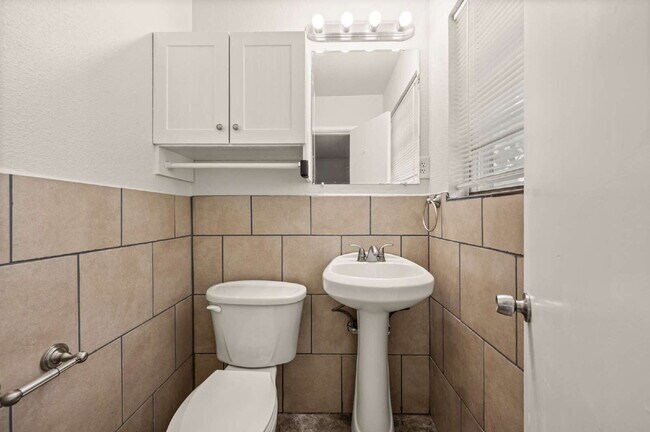Building Photo - Spacious 4 Bedroom Home with Expansive Living Areas in a Convenient Location