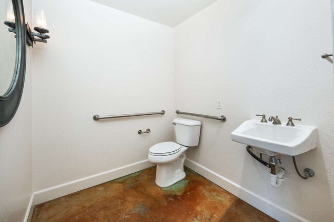 Building Photo - Enjoy the Live/Workspace Life Style Close ...