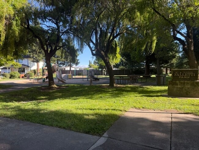 Building Photo - 8908 Gravenstein Way