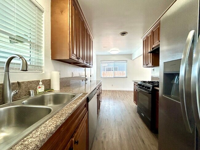 Building Photo - Beautiful 3 bedroom 2 Bathroom For Rent in...
