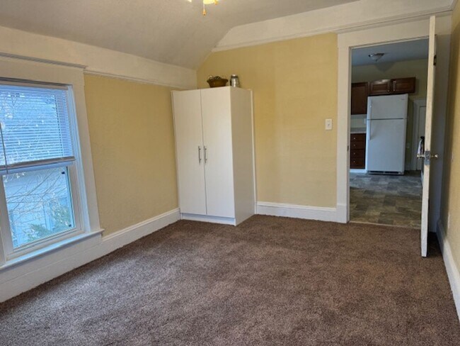 Building Photo - 629 Otter Ave