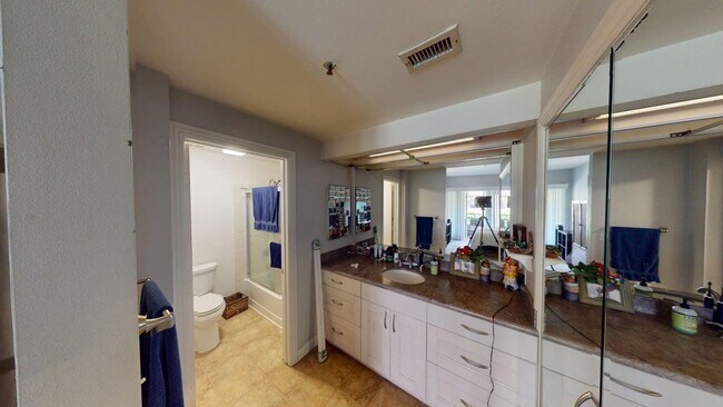 Building Photo - Upgraded 2bd/2Ba Mariana District Condo - ...