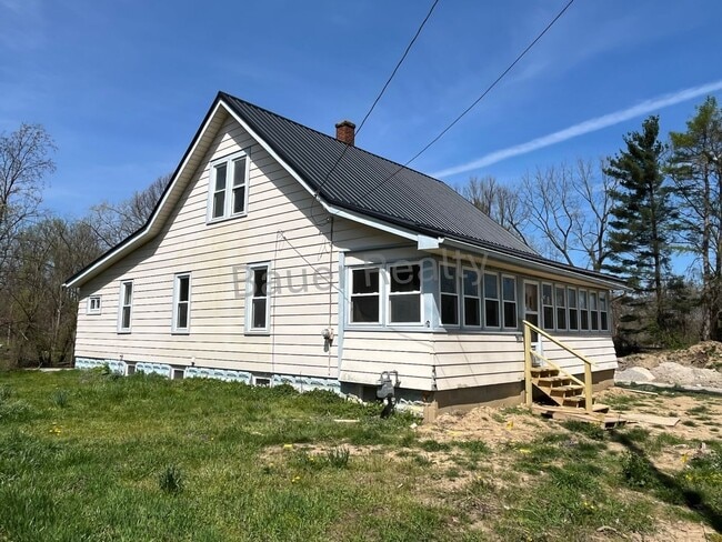 Building Photo - Renovated Three Bedroom Home