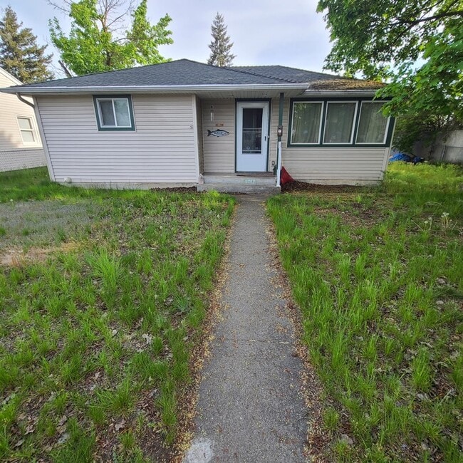 Building Photo - 2517 W Queen Ave