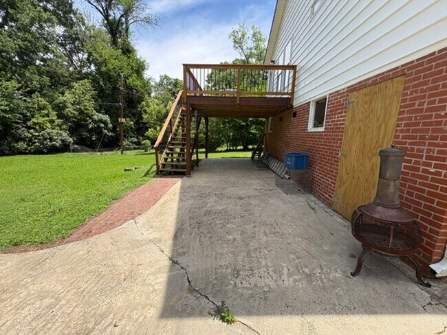 Building Photo - Newly Renovated - Large Backyard - 2/2 House!!