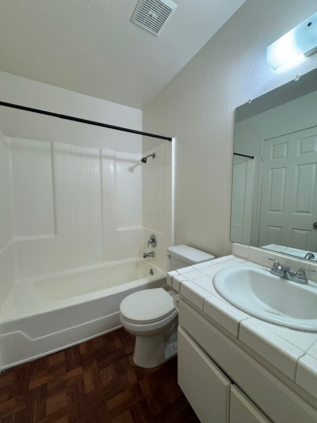 Building Photo - 3 Bed | 1.5 Bath Townhome with Garage in S...
