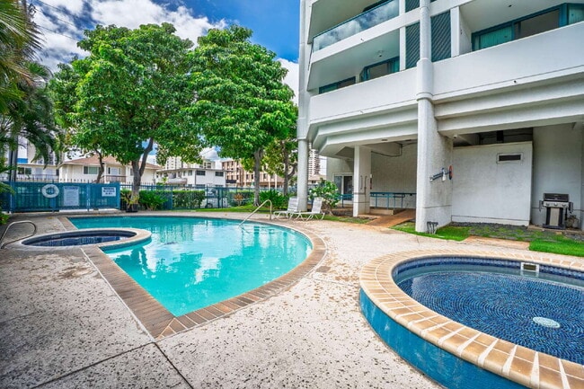 Building Photo - Bright 3-Bedroom Honolulu Condo with 2 Par...