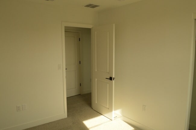 Building Photo - 477 Gold Coast Rd