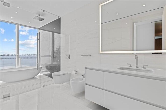 Building Photo - 300 Biscayne Blvd Way