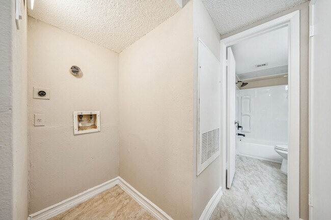 Building Photo - Peacock Hills Home