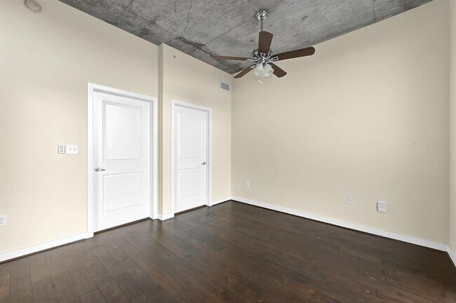 Building Photo - 5925 Almeda Rd