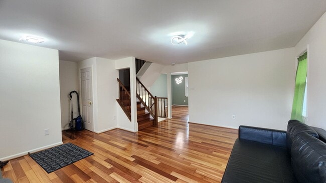 Building Photo - Beautifully Remodeled  End-Unit Townhome