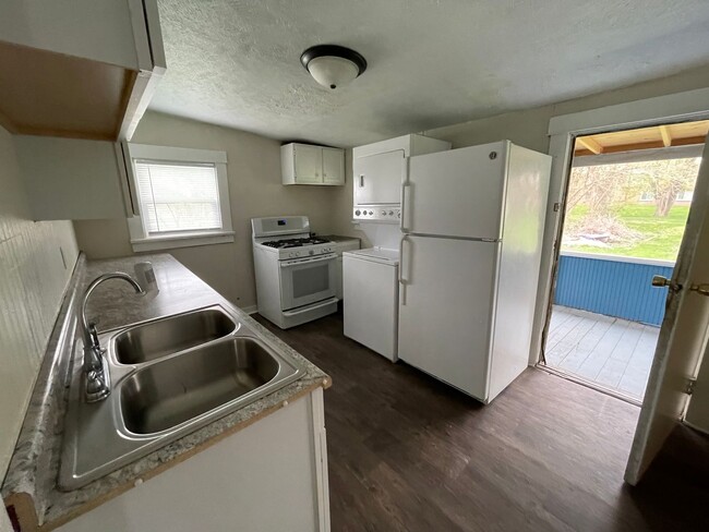 Building Photo - Charming 3-Bedroom Home with Kitchen, Sunr...