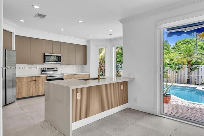Building Photo - 3433 SW 52nd Ave