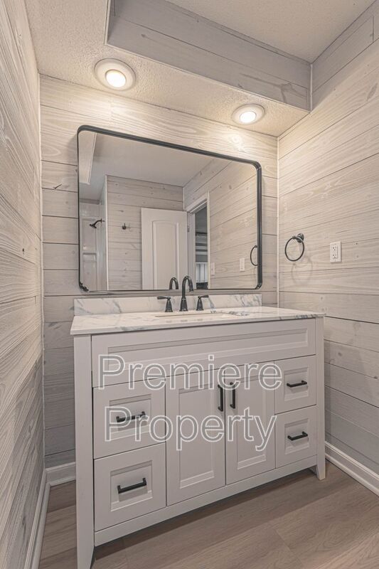 Building Photo - 1331 SW Horizon Dr