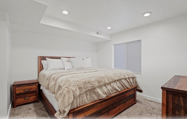 Building Photo - Cute 4-Bedroom Home in Vineyard!