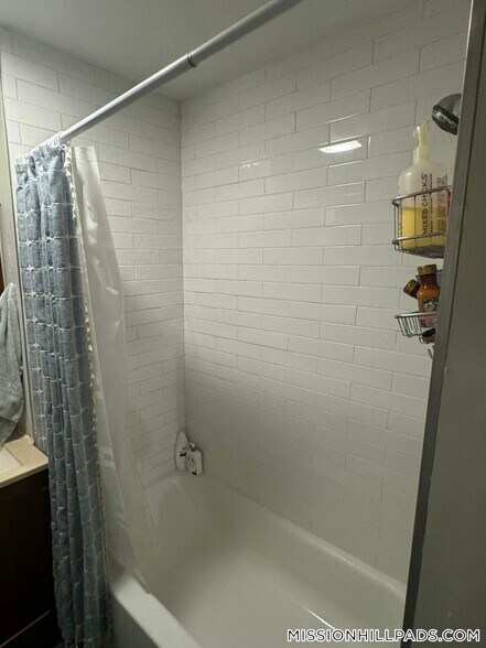 Building Photo - 74 Hillside St