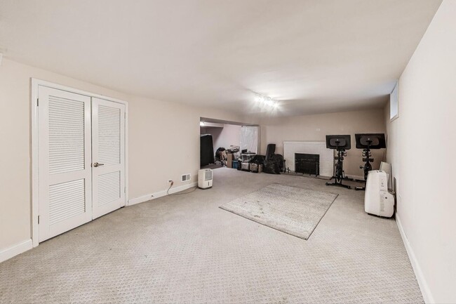 Building Photo - 2515 Gordon Dr