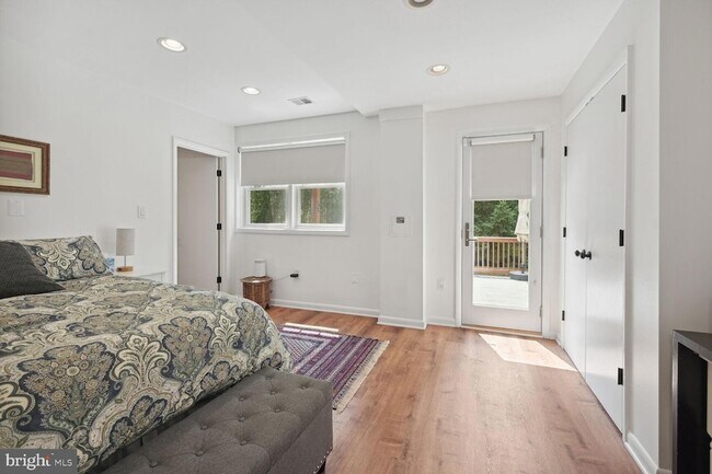 Building Photo - 4208 Maple Terrace