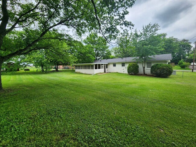 Building Photo - Remodeled home just two minutes from Spring Hill's Main Street!
