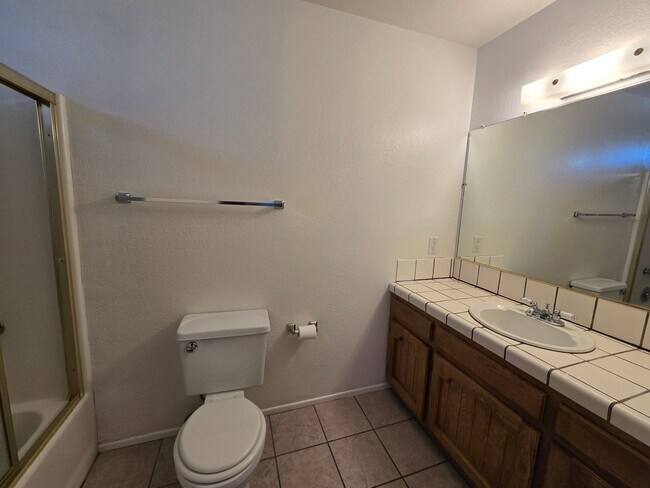 Building Photo - Quiet neighborhood and great views!