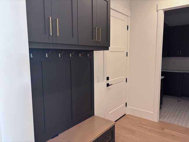 Building Photo - Brand New 6 Bed 4 bath home with built in ...
