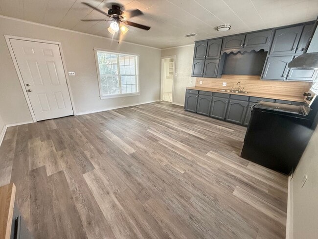 Building Photo - Updated 4 bedroom!