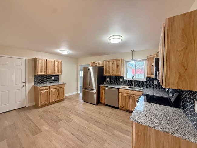 Building Photo - Great 3 bedroom 2 bath Home with Attached Garage in North Fort Collins, CO -  Newly Updated with ...