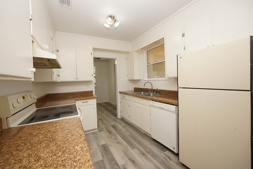 Kitchen - 62 Meigs Dr